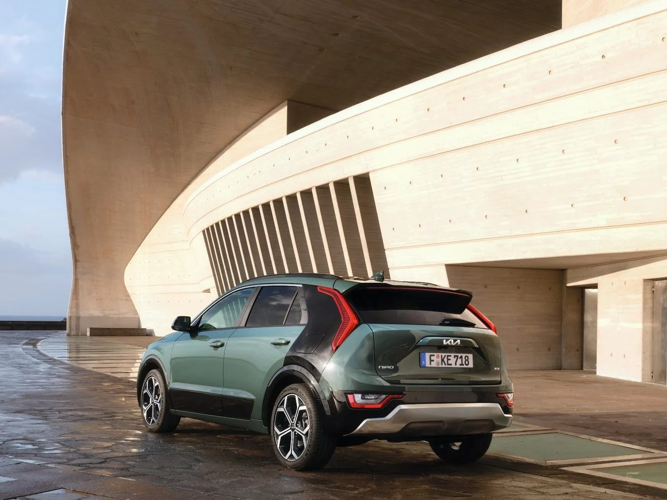 Kia Niro Hybryda - tył i aerodynamiczny słupek C
