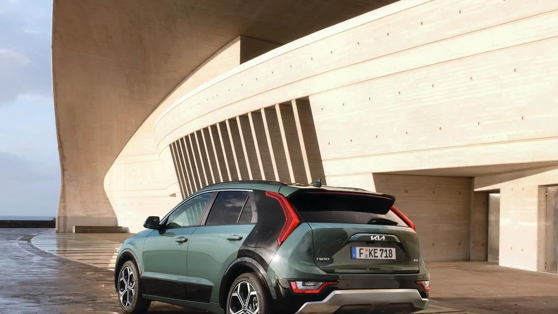 Kia Niro Hybryda - tył i tylne światła LED