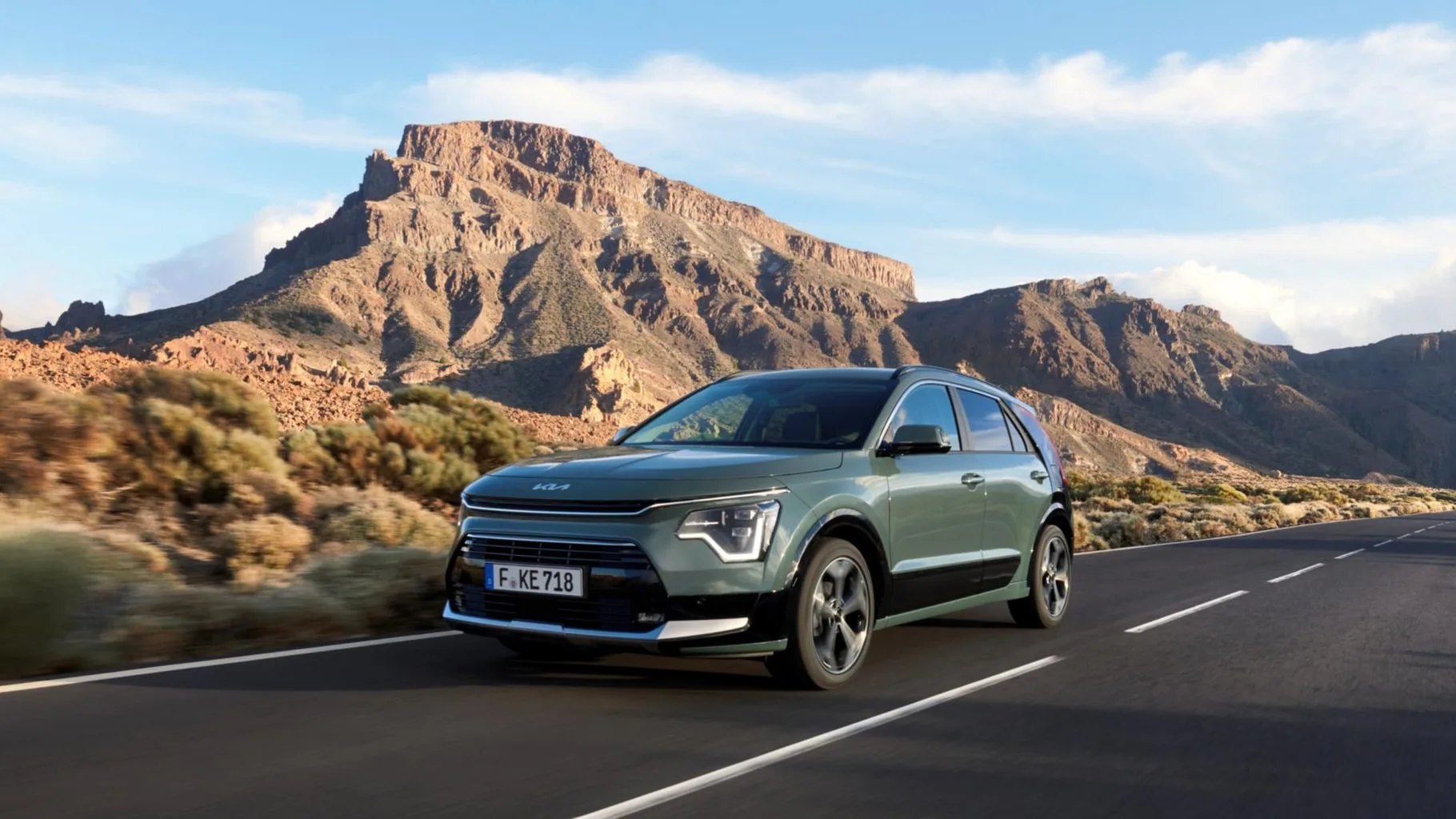 Kia Niro Hybryda - przód w kolorze Cityscape Green w trasie